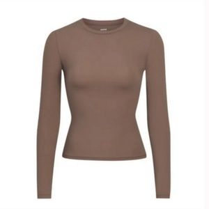 SKIMS Fits Everybody Long Sleeve T-Shirt in Umber